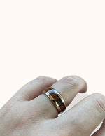 main-avce-une-bague-en-bois-massif