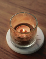 Bougie-fabriquee-a-la-main-avec-du-bois-de-noyer