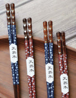 baguette-chinoise-bleu-et-rouge-a-fleur