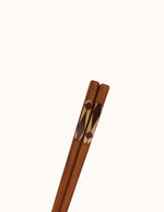 baguette-chinoise-en-bois-marron-et-blanc