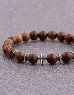 bracelet-avec-une-croix-catholique