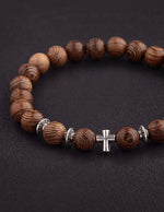 bracelet-avec-une-croix-en-bois