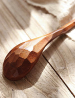 cuilliere-en-bois-finement-sculpte