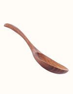 cuillère-en-bois-pour-mélanger-la-salade