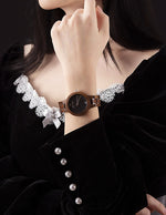 femme-avec-une-petite-montre-en-bois