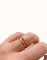 main-avec-un-anneau-en-bois