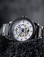 montre-autoamtique-en-bois-avec-un-cadran-blanc