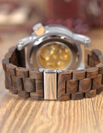 montre-avec-bracelet-en-bois-et-fermoir-en-metal