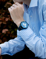 montre-avec-du-bois-et-du-metal-bleu