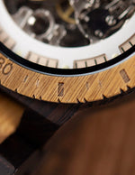 montre-avec-un-gros-cadran-en-bois