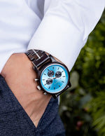 montre-chronographe-en-bois-sur-un-poignet-homme