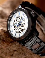 montre-en-bois-avec-bracelet-alliant-du-metal-et-des-materiaux-naturels