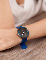 montre-en-bois-et-en-latex-bleu