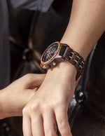 montre-en-bois-sur-un-poignet-feminin