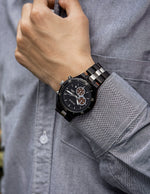 montre-en-bois-sur-un-poignet-homme