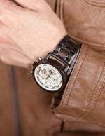 montre-en-bois-sur-un-poignet-masculin