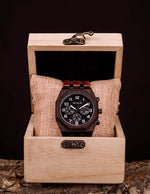 montre-en-bois-avec-maillons-de-differentes-couleurs