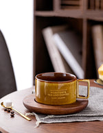 mug-dore-a-cafe-avec-du-bois
