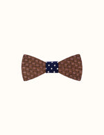 noeud-papillon-avec-un-tissu-bleu