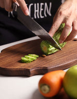 planche-a-decouper-fabrique-dans-un-morceau-de-bois-massifg