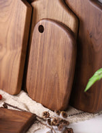 planche-a-decouper-fabriquee-dans-une-essence-de-bois-de-noyer