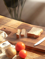 planche-a-decouper-fait-dans-un-morceau-de-bois-brut