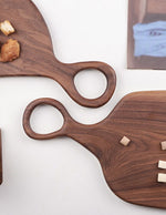 planche-a-decouper-taille-dasn-un-morceau-de-bois-massif