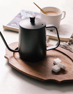 plateau-en-bois-de-noyer-avec-un-style-retro