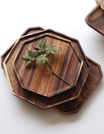 plateau-en-bois-massif-avec-une-forme-hexagonale-realise-a-la-main