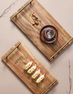 plateau-en-bois-pour-le-service-avec-des-poignets-en-metal