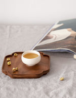 plateau-taille-dans-un-morceau-de-bois-massif