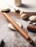 rouleau-a-patisserie-en-bois-fabriquee-par-un-menuisier