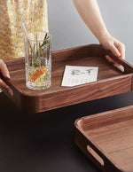 service-en-bois-avec-des-poignets