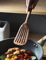 spatule-ajouree-pour-la-cuisine