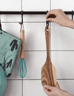 spatule-artisanale-en-bois-accroche-sur-un-croche