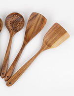 spatule-en-bois-avec-une-lame-large-pour-la-cuisine