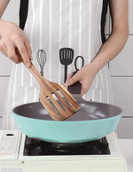 spatule-en-bois-pour-retourner-la-viande