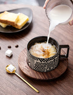 tasse-pour-le-cafe-avec-du-bois