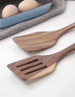 deux-spatules-en-bois-pour-cuisiner